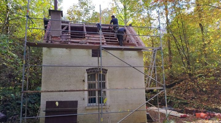 Mitglieder reparieren die Hütte | © DAV Göttingen